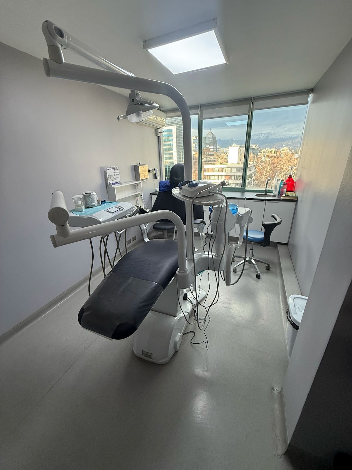 Segundo box dental con sillón y equipamiento de última generación